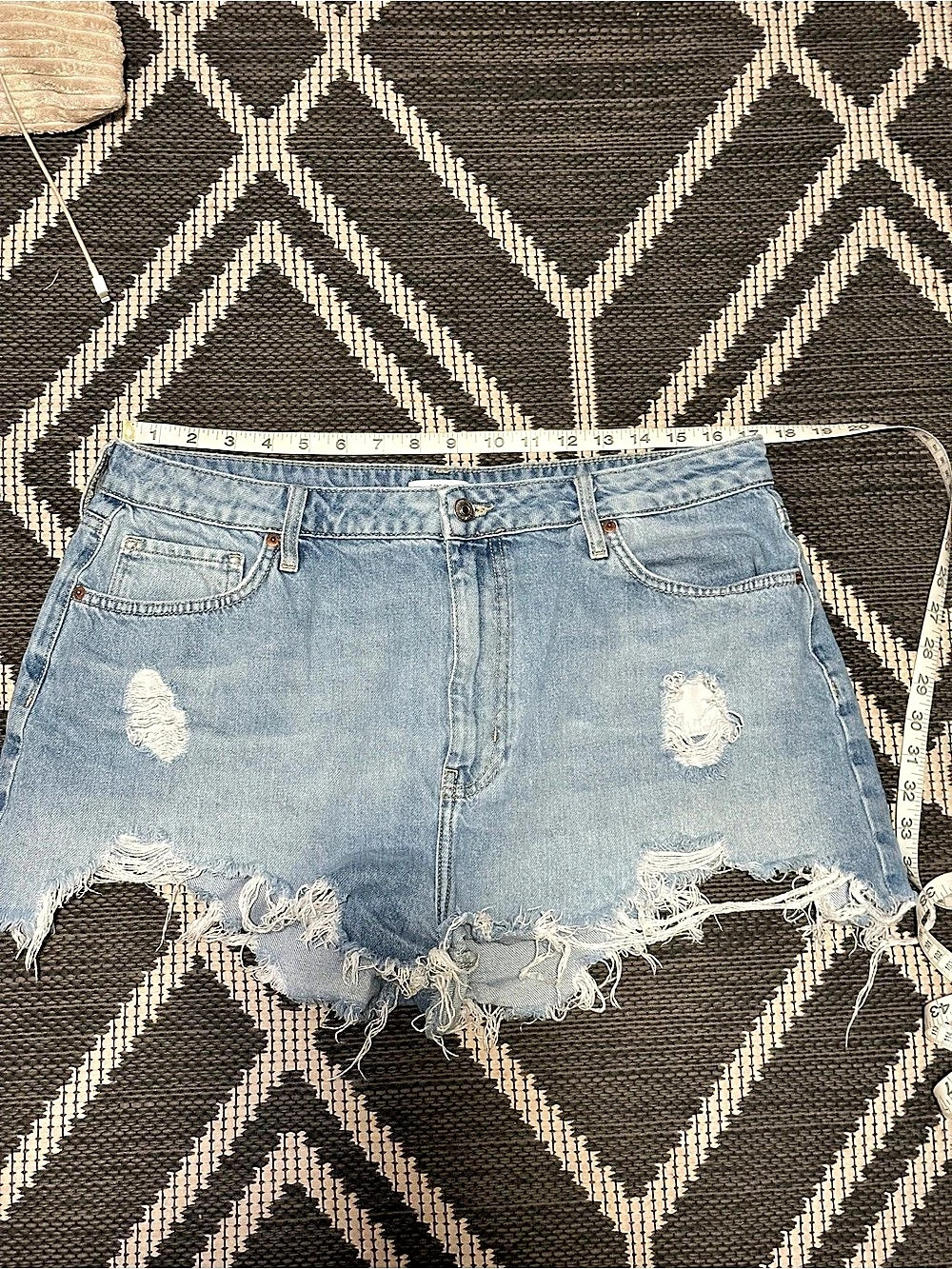Forever 21 Distressed Denim Jean Shorts in Blue Size L